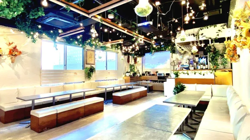 渋谷で貸切するなら『渋谷ピカリエ』リゾートのような空間でおすすめ！貸切でのご利用で音響機器やマイク・プロジェクター・カラオケ・ゲーム機などが【無料】でご利用いただけます！