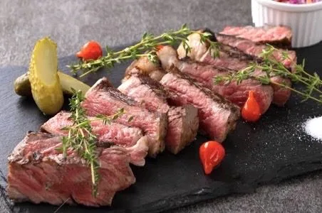 雨の日に渋谷でBBQをするなら「渋谷ガーデンルーム3F」で!当店は室内BBQですので天候関係なくお楽しみいただけます!貸切でのご利用で音響機器やマイク・プロジェクターなどが【無料】でご利用いただけます!